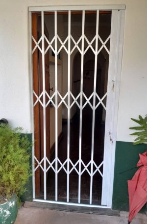 robodoor security screen Standard door 840 x 2100 Trellis door with top and bottom track